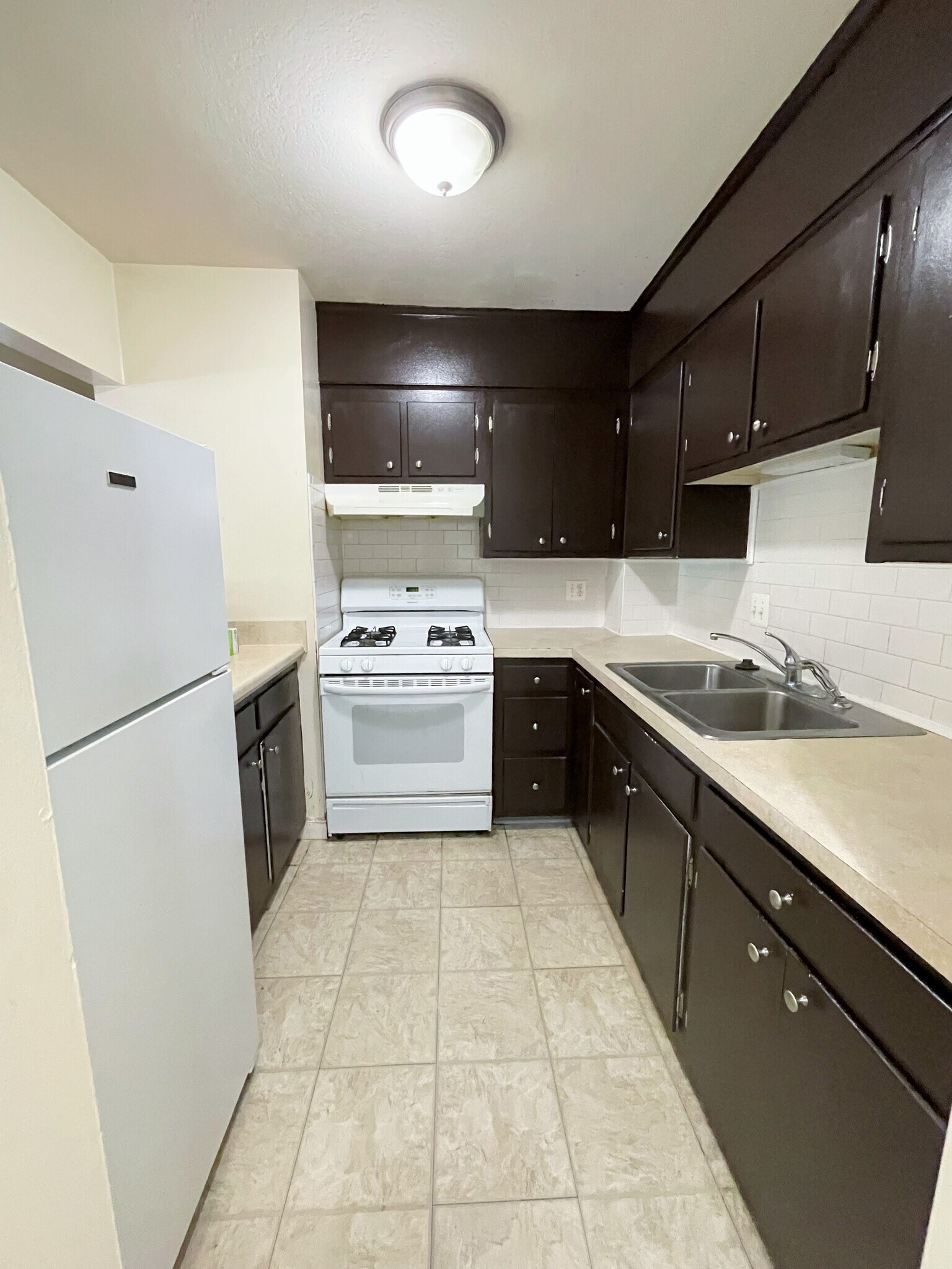 Building Photo - 580 Bridge St