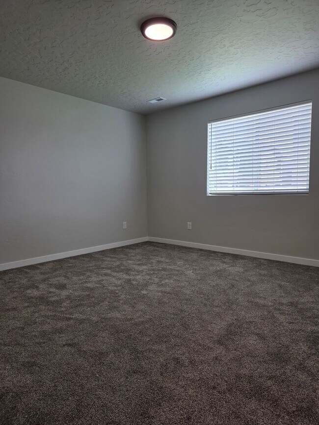 Building Photo - Like new 4 Bedroom Home