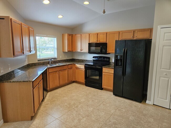 Building Photo - Annual Rental - Lovely 3 Bedroom 2 Bathroo...