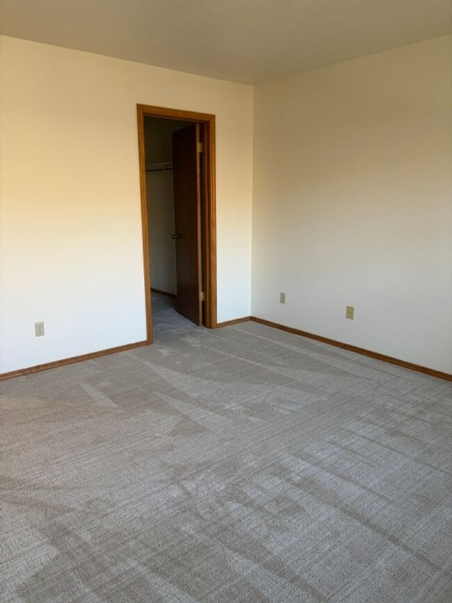 Building Photo - 2 Bedroom 1 Bathroom Condo