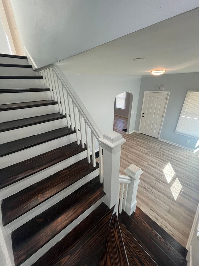 Building Photo - Three Bedroom House on Wyoming!