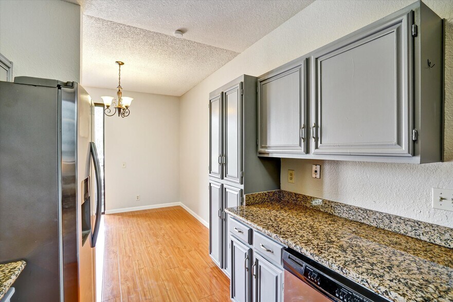 Building Photo - 3402 Pinewood Terrace