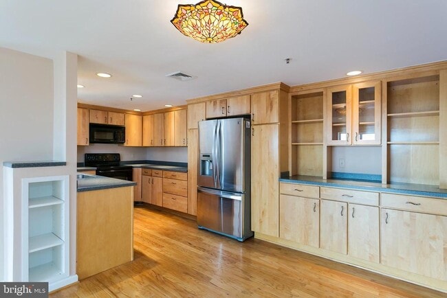 Building Photo - 250 S President St