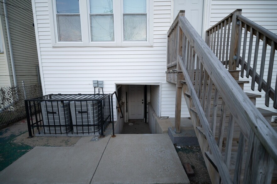 Building Photo - 7522 S Langley Ave