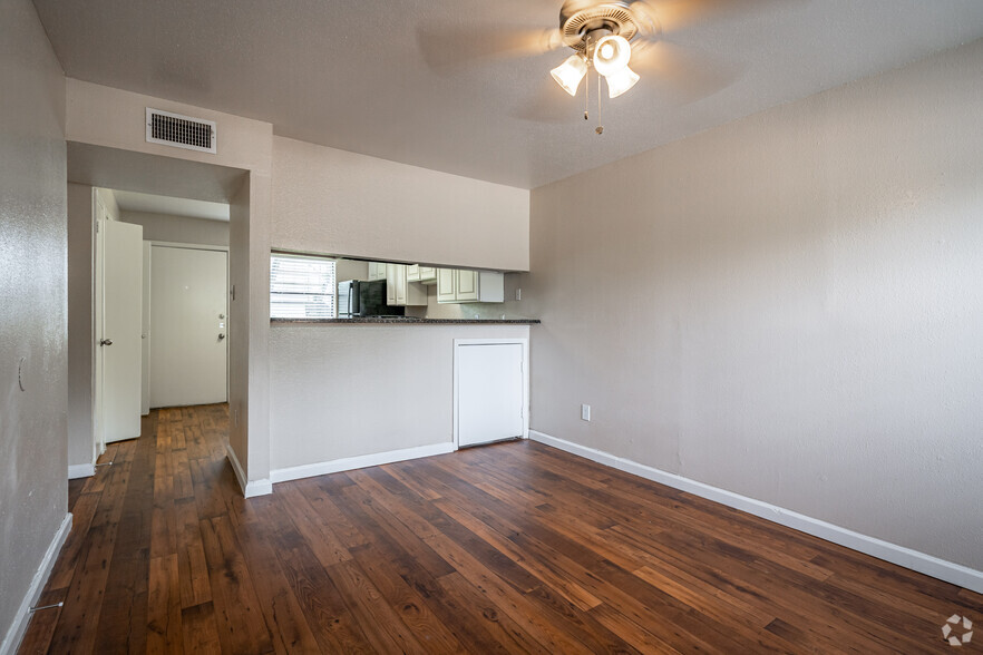 2BR, 2BA - 900SF - The Grove at Southwood