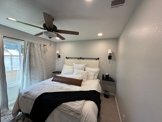 Building Photo - Well Maintained & Updated Home