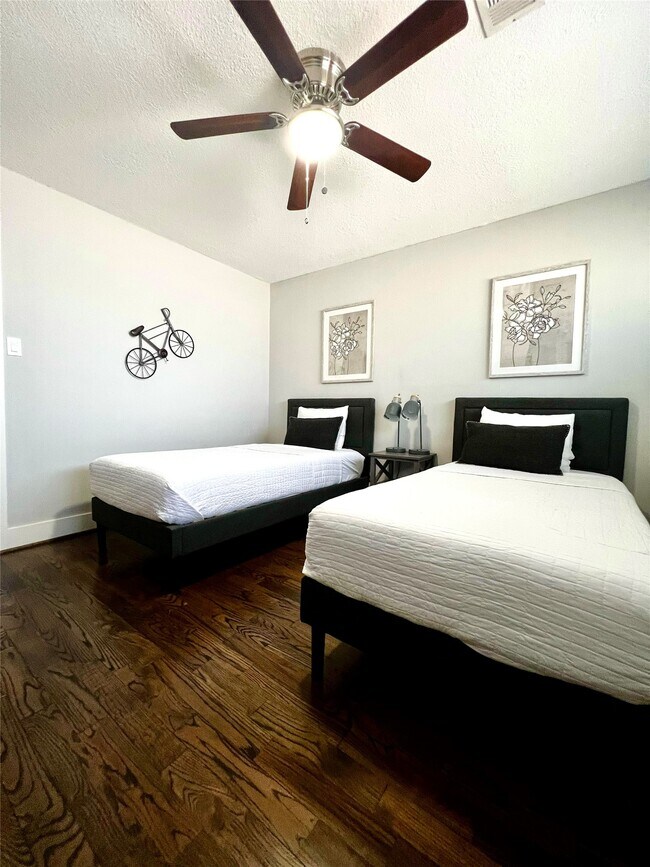 Building Photo - 5719 Viking Dr