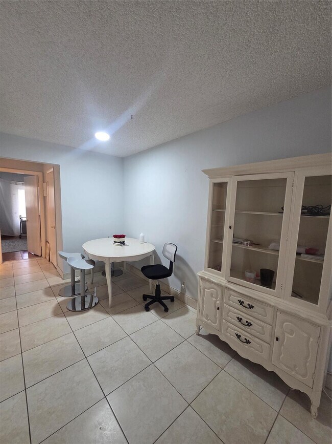 Building Photo - 2000 NE 51st Ct