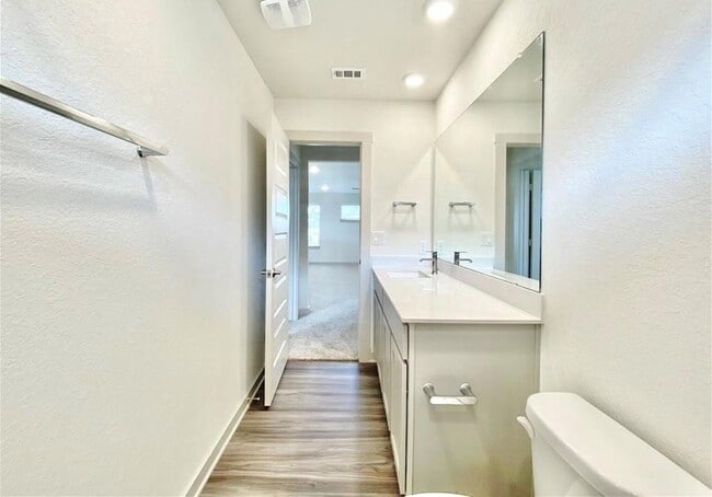 Building Photo - 100 Geminiflora Bend