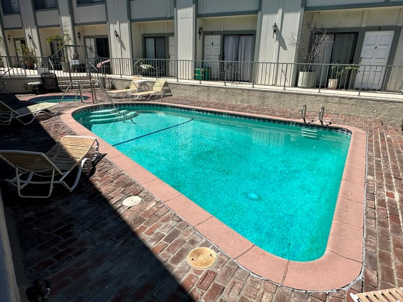 Common area with pool and jacuzzi - 22865 Del Valle St