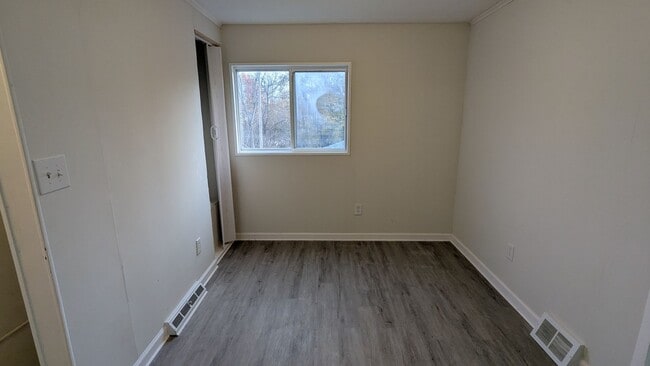 Building Photo - Charming 5-bedroom home located in the heart of Akron