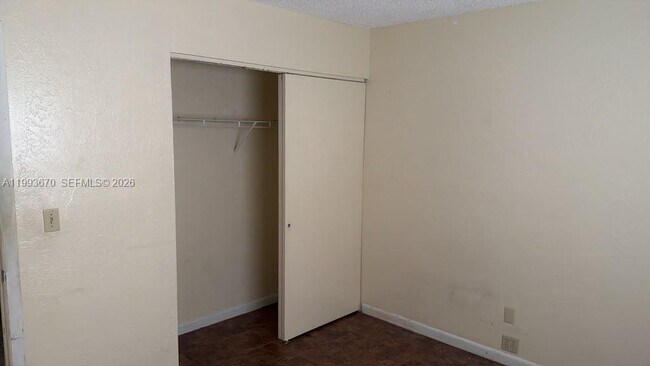 Building Photo - 421 Las Palmas Cir