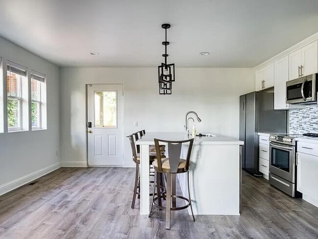 Building Photo - Beautiful Lower-Level Home in Bellevue