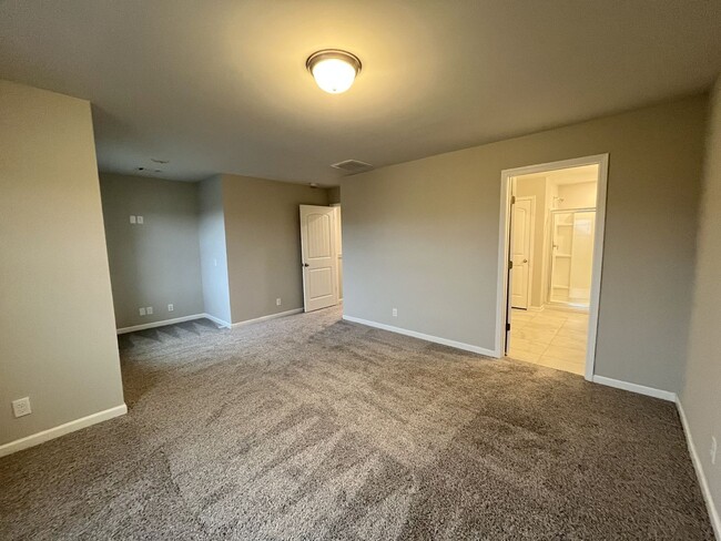 Building Photo - Beautiful Murfreesboro Townhome in EXCELLE...