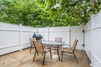 Building Photo - AMAZING 3 Bedrooms 2 Bath + Den in Univers...