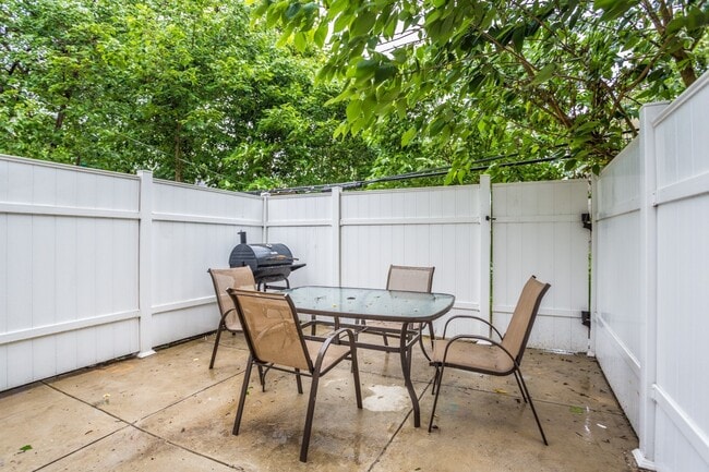 Primary Photo - AMAZING 3 Bedrooms 2 Bath + Den in Univers...