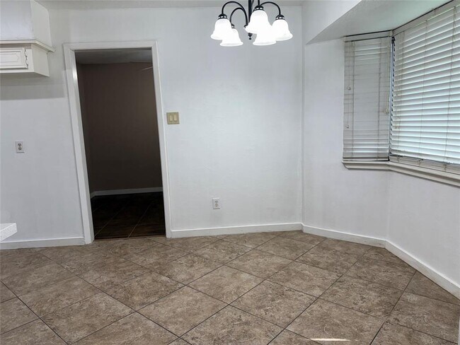 Building Photo - 702 Omega Cir