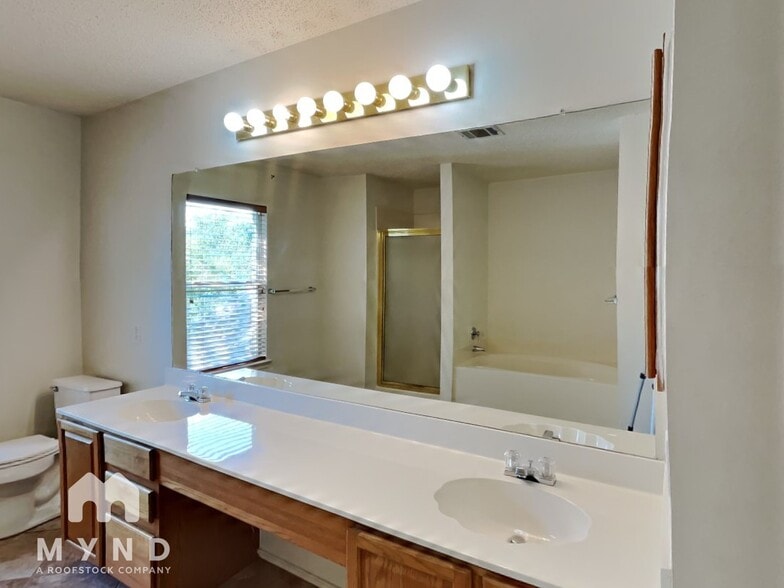 Building Photo - 205 Covala Dr