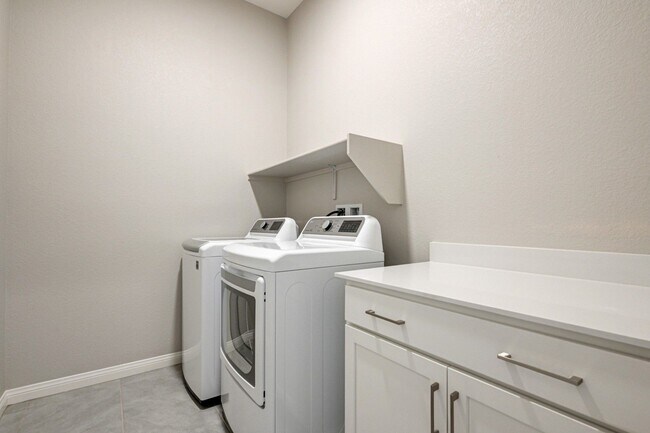 Building Photo - COMFY and NEW 3 Bedroom Home in Skye Canyon!