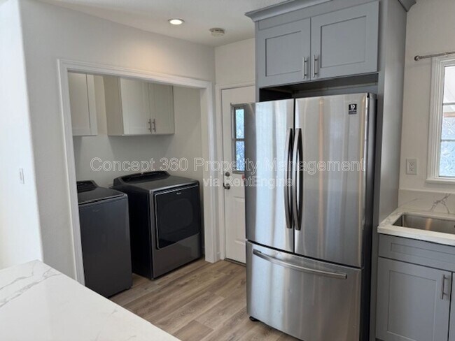 Building Photo - 3211 Park Ln