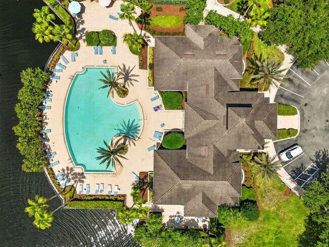 Building Photo - Bright Top-Floor Condo in Resort-Style Gat...