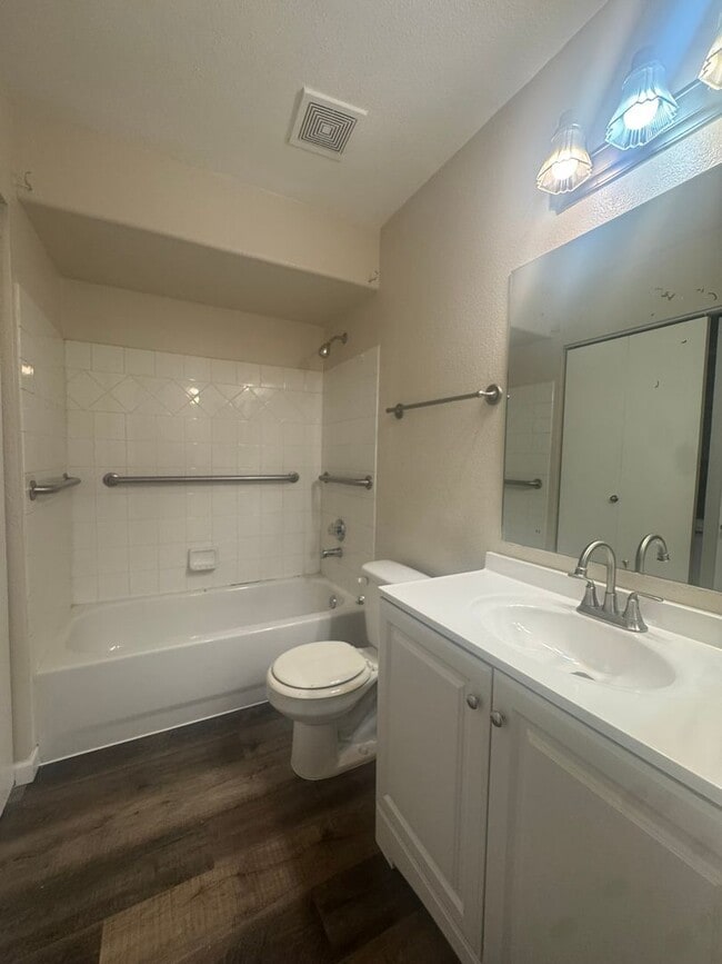 Building Photo - Remodeled Ground Floor 2 Bed Condo Ready for Move In