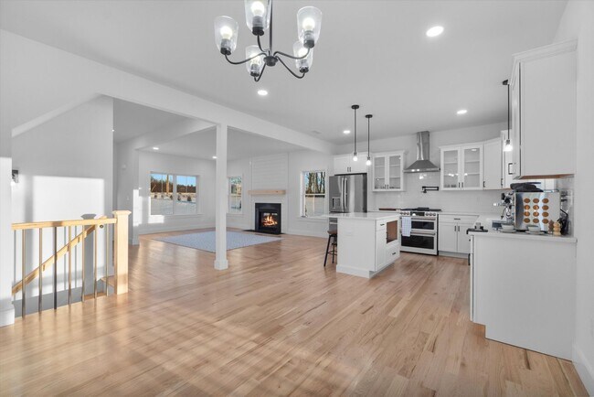 Building Photo - Move In Ready: Custom-built home