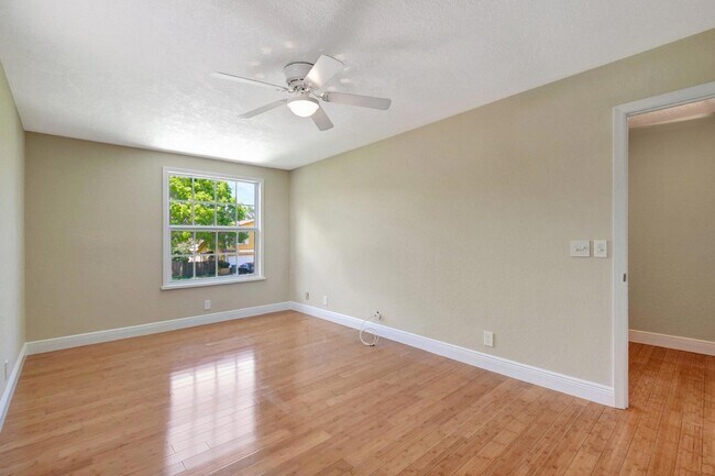Building Photo - 4610 Pine Tree Dr