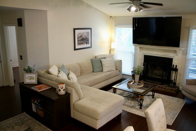 Building Photo - 5064 English Village Dr