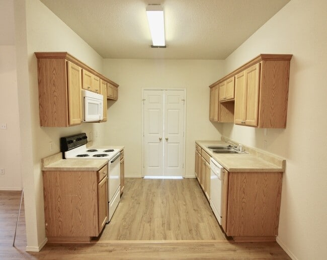 Building Photo - FOR LEASE! Nice 3 BR - 2 BA - 1,062 sf dup...