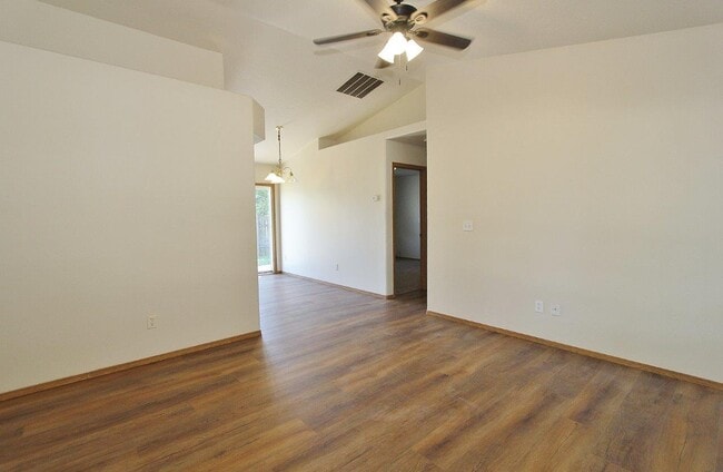 Building Photo - 978 Johnson Dr