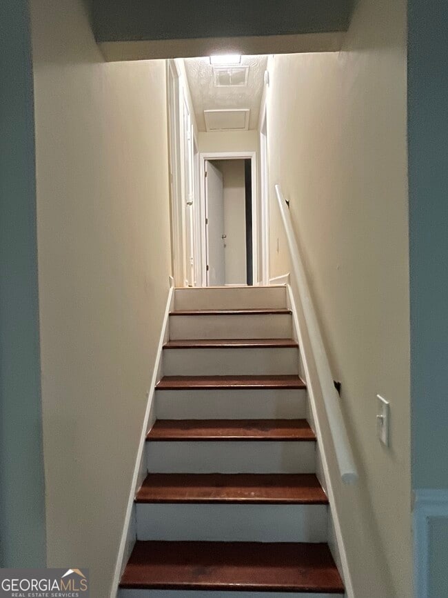 Building Photo - 1530 Pin Oak Ln SE