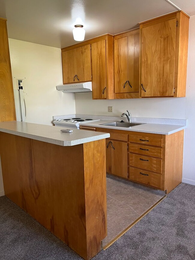 Building Photo - Upstairs - 1 Bedroom 1 Bath Apartment