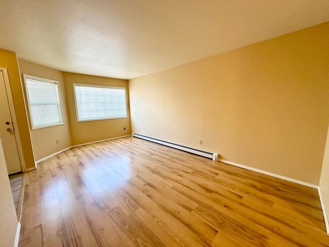 Building Photo - 2 Bedroom 1.5 Bath Townhome for Rent with ...