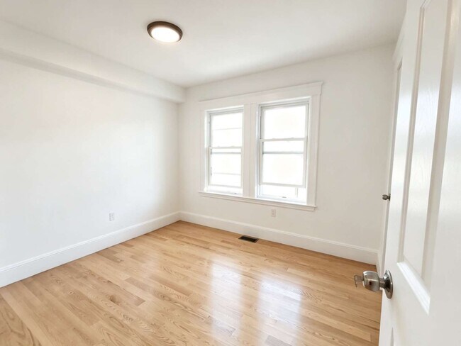 Building Photo - 135 Safford St