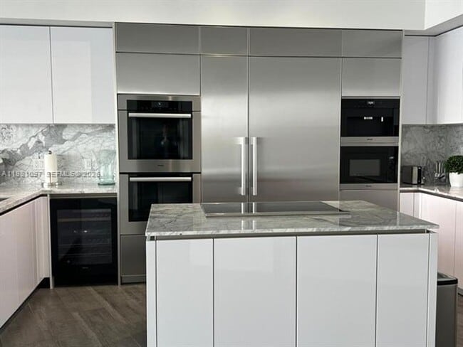 Building Photo - 5500 Island Estates Dr