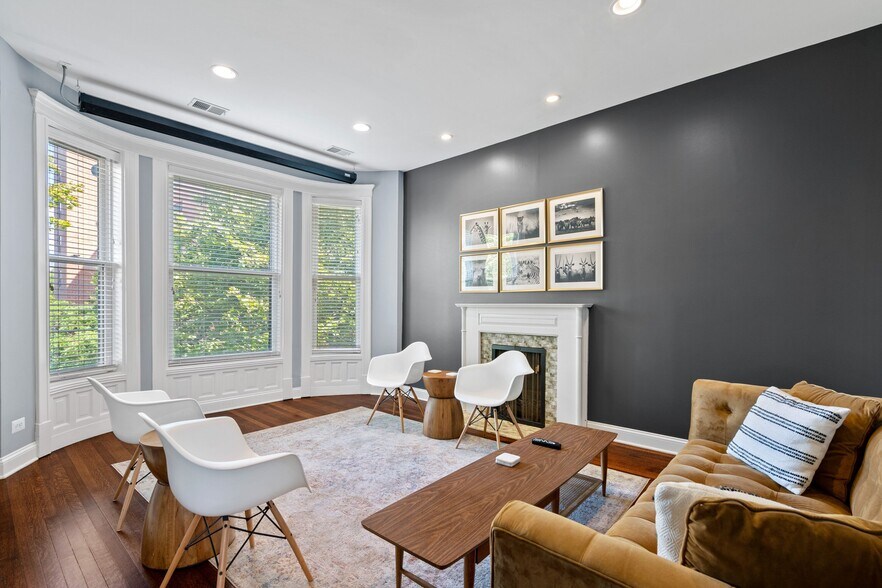 Building Photo - 913 W Belden Ave