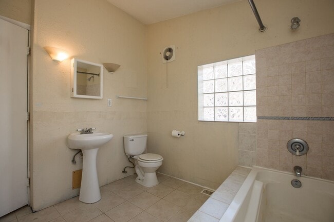 Building Photo - Charming Old Town Bungalow!