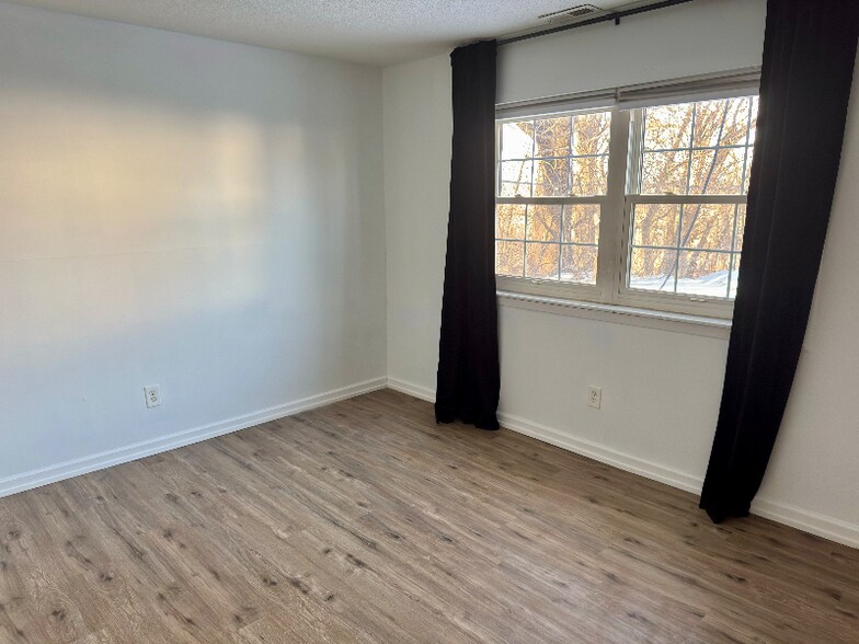 Building Photo - 1120 E 6th St