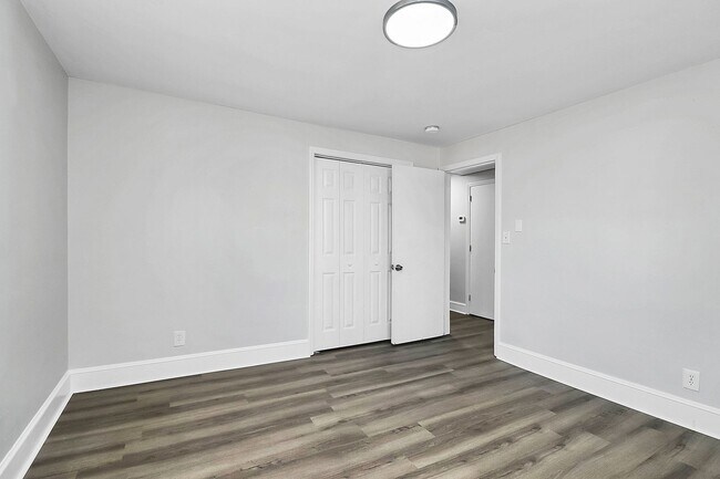 Building Photo - Newly renovated home - 3 Bed/2 Bath