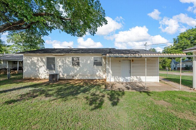 Building Photo - Updated 2 Bedroom in Connally ISD