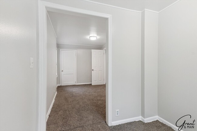 Building Photo - 3 Bed Bungelow $1300.00/mo