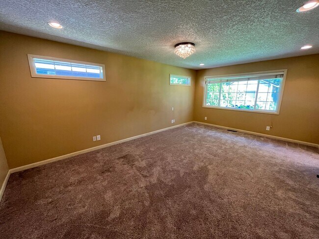 Building Photo - Amazing NE Portland 4Bd + 3Ba ~ House Sola...