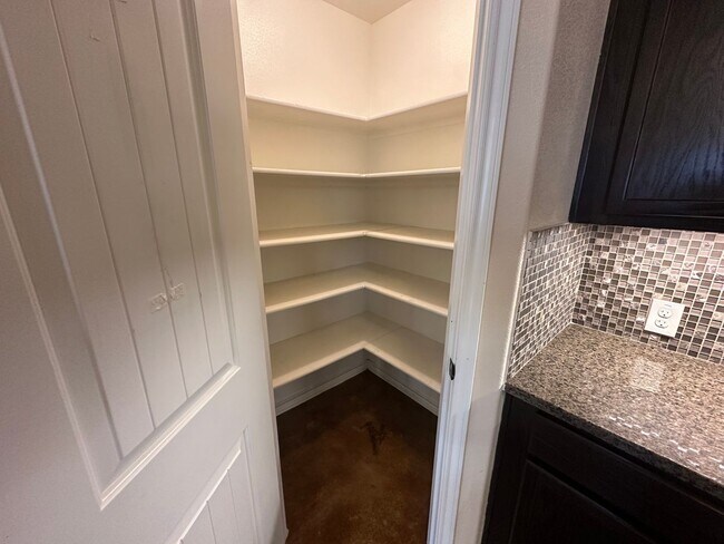 Building Photo - AVAILABLE NOW!!