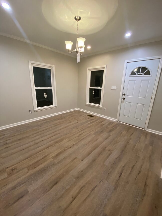 Building Photo - Yellow Fully Renovated Two Bedroom Cottage