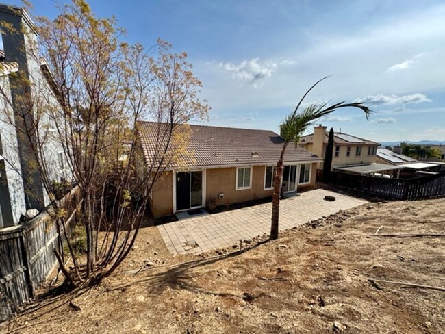 Building Photo - Charming 4 Bedroom Home with Spacious lot ...