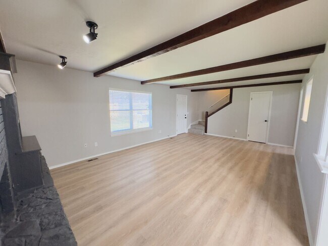 Building Photo - Updated 3-Bedroom, 2-Bathroom Duplex with a Spacious Fenced Backyard!