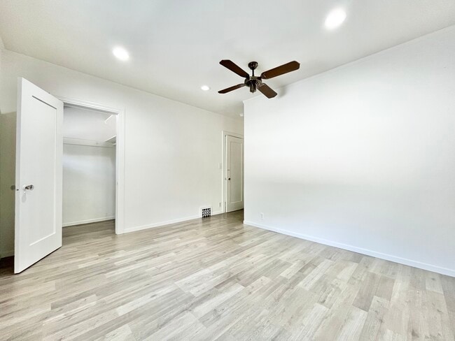 Building Photo - 423 N Orange Dr