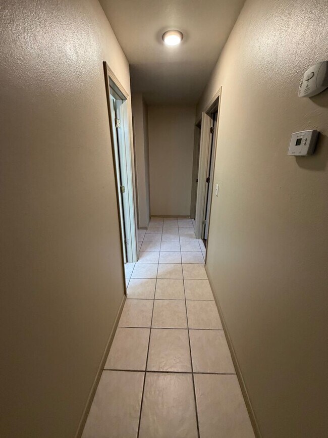 Building Photo - 3/2/2 on culdesac, close to park!