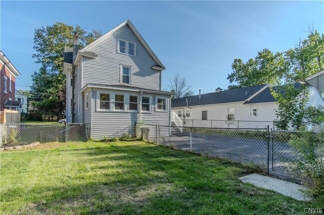 Building Photo - 363 Brainard St